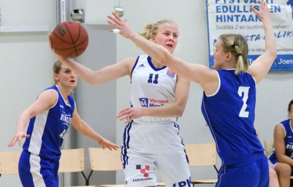 Joulukuussa 2017 Juuli Piiroinen (vas) vieraili urheilutalolla naisten I divisioonan ottelussa vantaalaisen Ringsiden riveissä. Alkavalla kaudella hän pelaa Katajassa pelaten yhdessä Claudia Kärnän (11) kanssa.