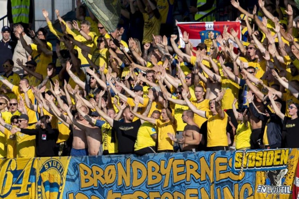 Turkuun oli saapunut runsaasti Bröndby IF:n kannattajia. Bröndby hävisi torstain ottelun Interille 2-0, mutta meni yhteismaalein jatkoon. LEHTIKUVA / RONI LEHTI