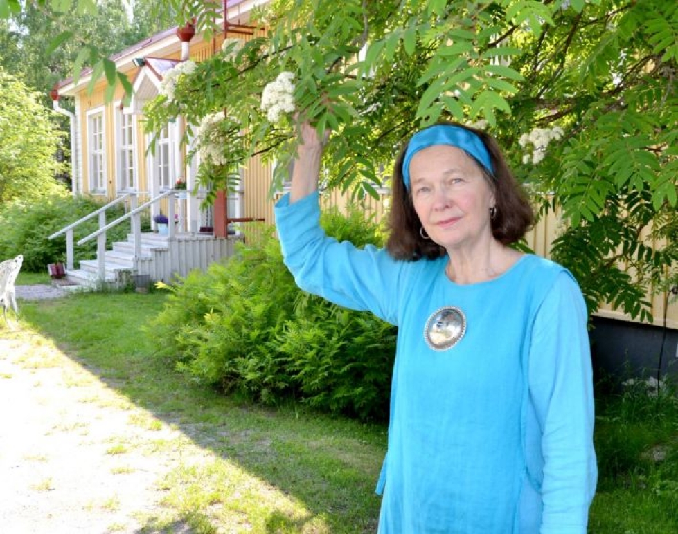 Luontomystikoksi itsensä määrittelevä Helena Nuutinen ilahtui Koveron majatalon pihalla kukassa olevasta pihlajasta, joka on Karjalassa ollut pyhä puu.