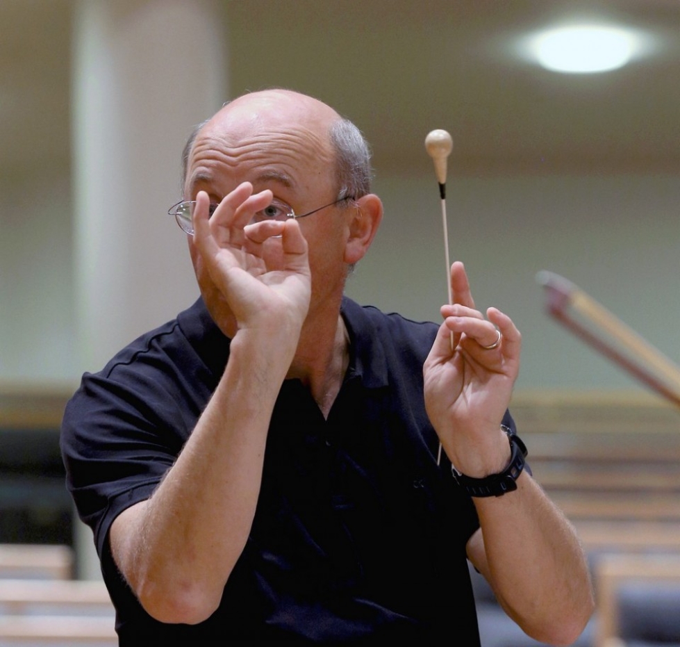 Joensuun kaupunginorkesterin taiteellinen johtaja Jurjen Hempel harjoituttaa orkesteriaan tarkalla silmällä ja korvalla.
