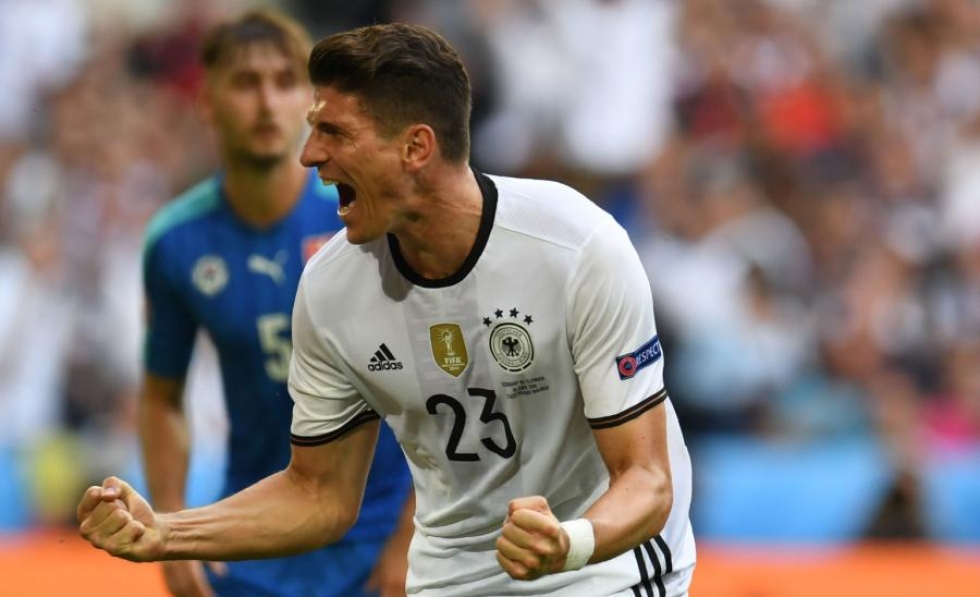 Saksan Mario Gomez tuulettaa maalia. LEHTIKUVA/AFP