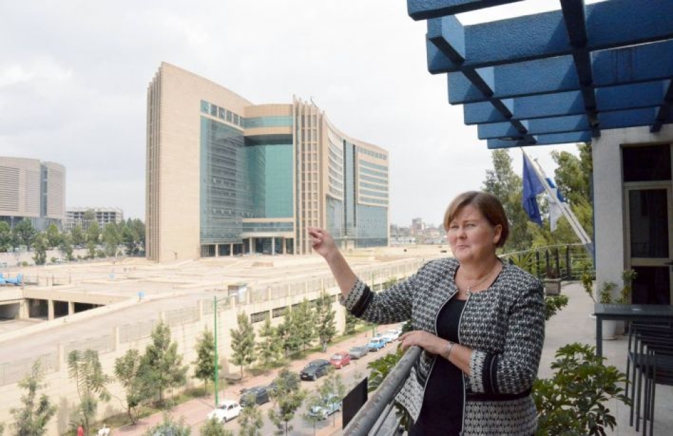 Helena Airaksinen on syystä ylpeä Suomen suurlähetystön parvekkeilta avatuvaan näkymään. Afrikan unionin rakennuskompleksin viereen on valmistumassa uusimpana lasipintainen hotelli.