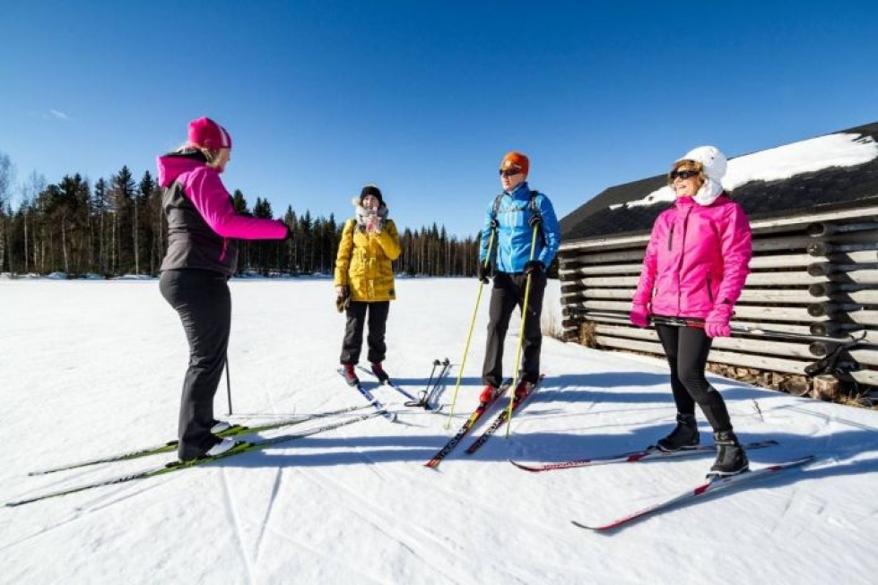 Hiihtokoulussa keskieurooppalaiset oppilaat saavat ohjeet hiihto-oppaalta.
