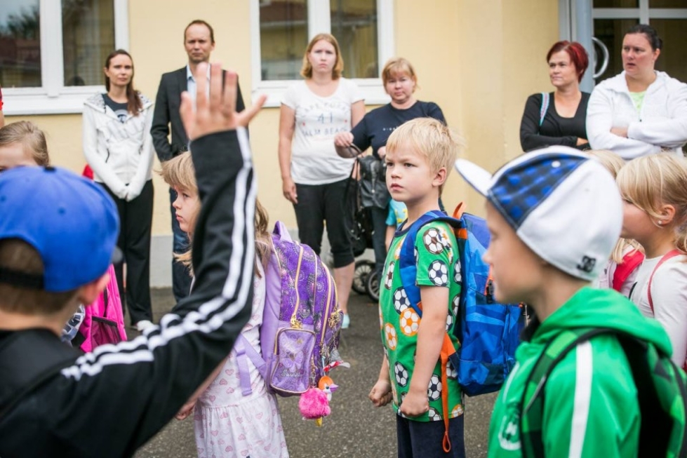Lari Soininen (keskellä) osallistui ensimmäisen koulupäivän nimenhuutoon.