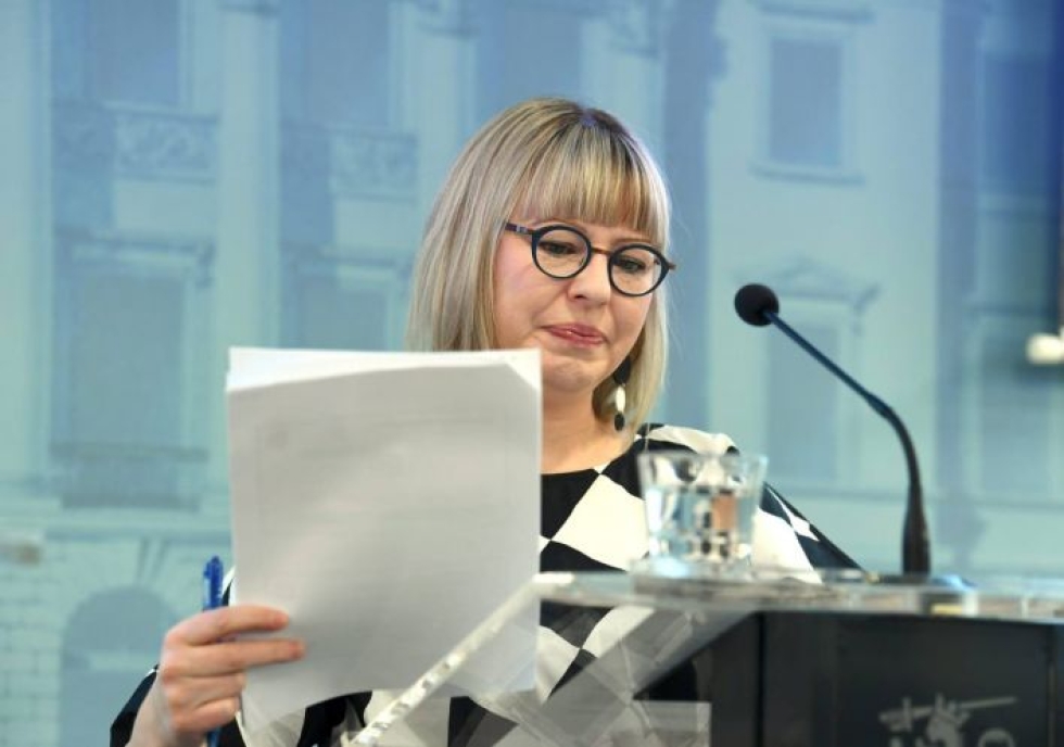 Sosiaali- ja terveysministeri Aino-Kaisa Pekonen (vas.) kertoi sosiaaliturvauudistuksen käynnistämisestä perjantaina Helsingissä.