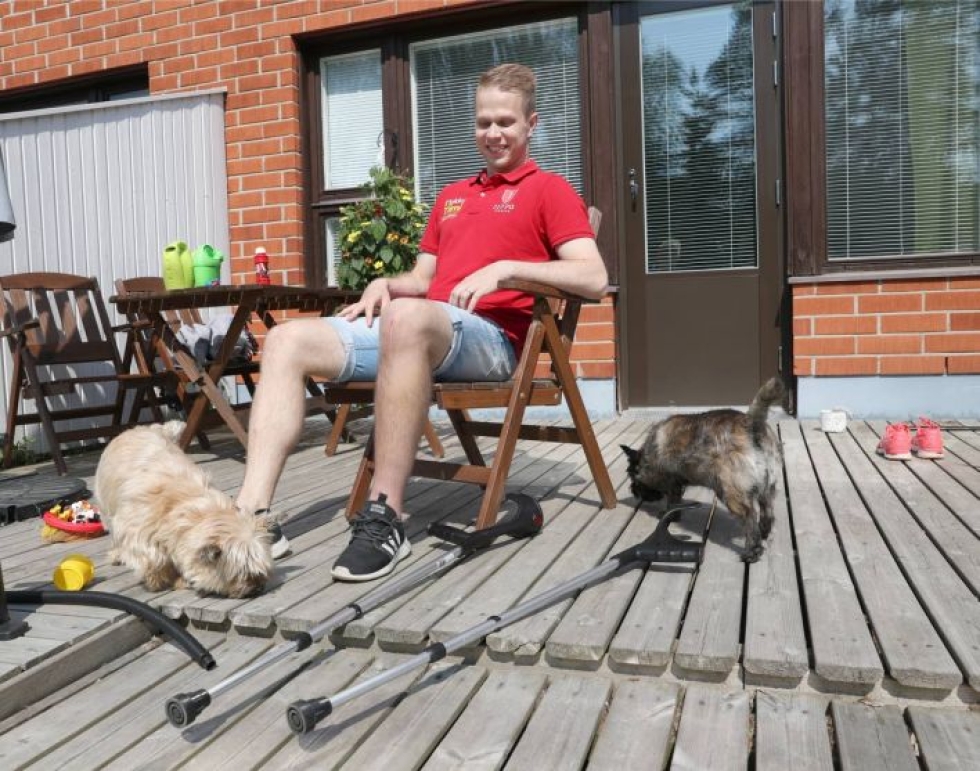 Kesäkuussa 2019 Teemu Hallikainen oli juuri käynyt leikkauksessa, kun hän mursi molemmat luut toisesta jalasta Kakkosen ottelussa. Arkistokuva