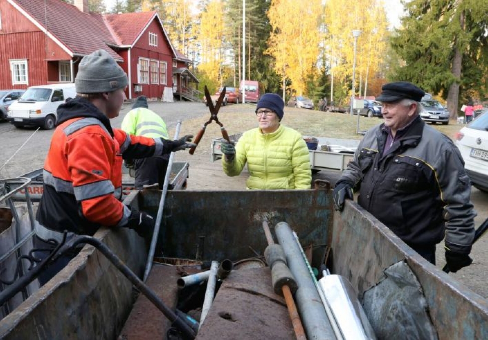 Anita ja Olavi Pennanen toivat täysin palvelleet puutarhasakset metalliromulavalle. Pennaset toivoivat lisää muovinkeräyspisteitä, myös kovalle muoville kuten ämpäreille.