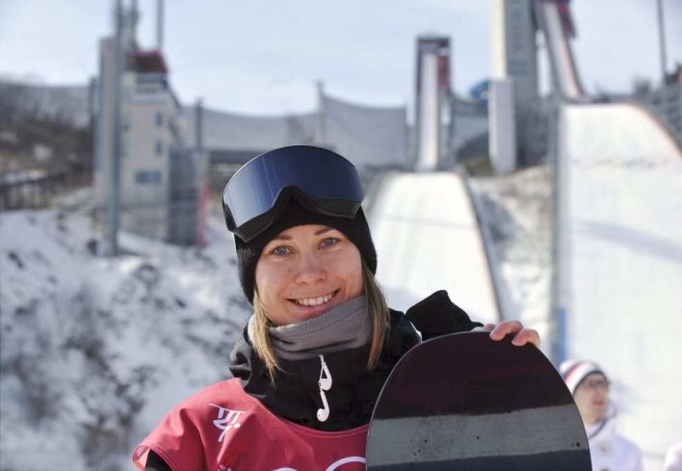 Lumilautailija Enni Rukajärvi järjesti koululaisille luonnossa liikkumiseen liittyvän kilpailun.