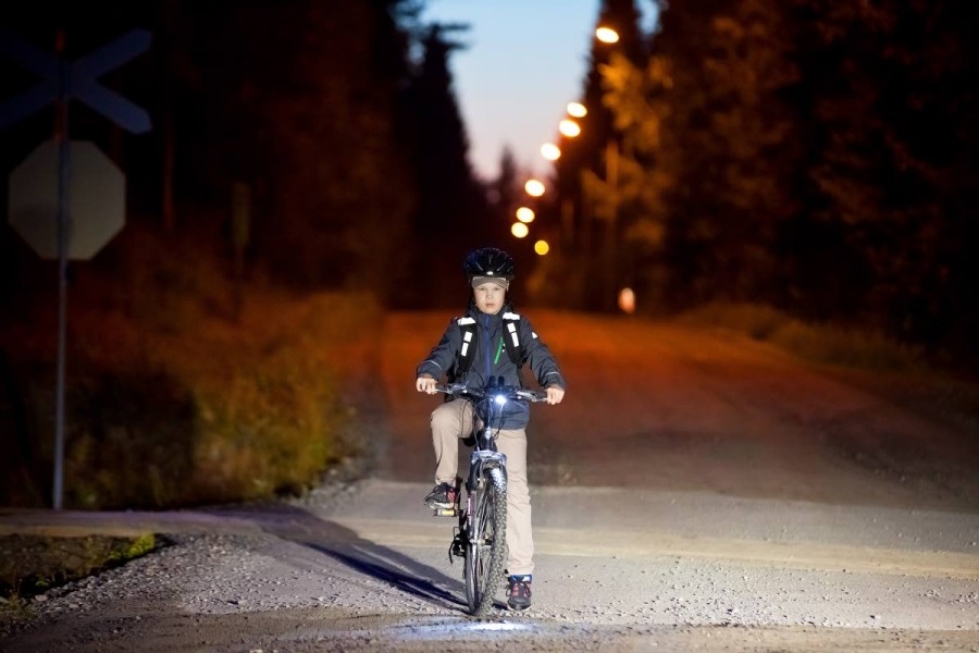Aleksi Lipponen kulkee koulumatkansa polkupyörällä Ketunpesäntietä pitkin Iiksenvaaran koululle.