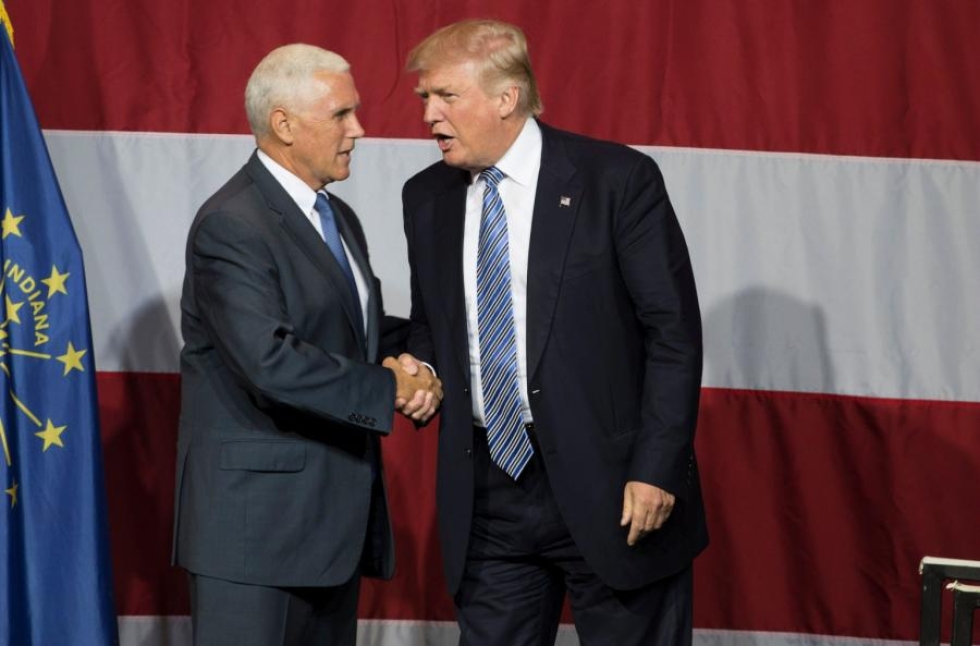 Indianan kuvernööri Mike Pence (vas.) on Donald Trumpin valinta varapresidenttiehdokkaaksi. LEHTIKUVA/AFP