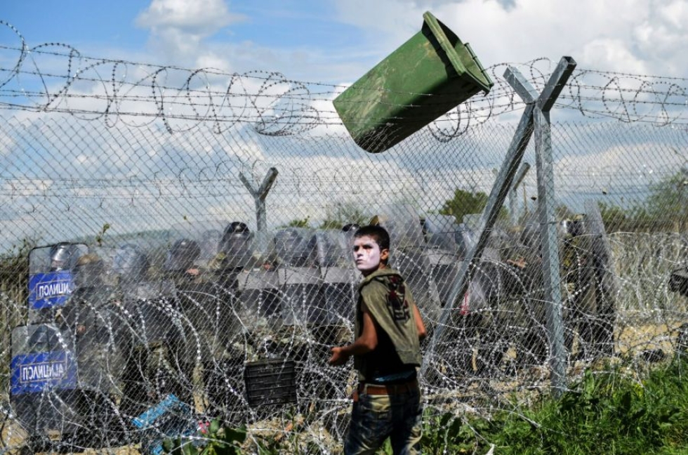 Makedonian viranomaiset ottivat kovat otteet käyttöön estääkseen ihmisiä tulemasta raja-aidan läpi. LEHTIKUVA/AFP