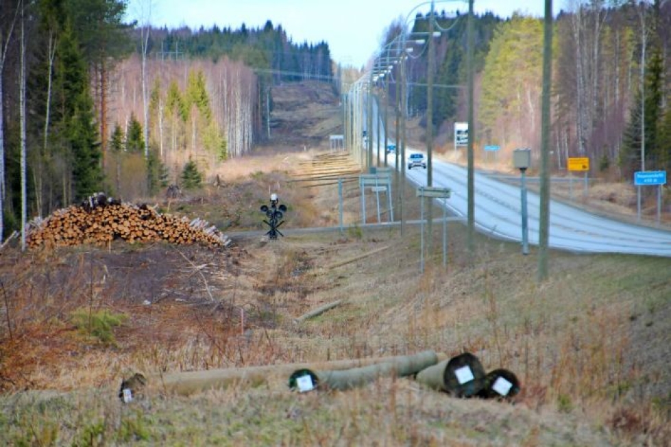 Metsää on kaadettu tuntuvasti valtatien laidasta. Myös Tikkalan suoralla valmistaudutaan uuden sähkölinjan vetämiseen.