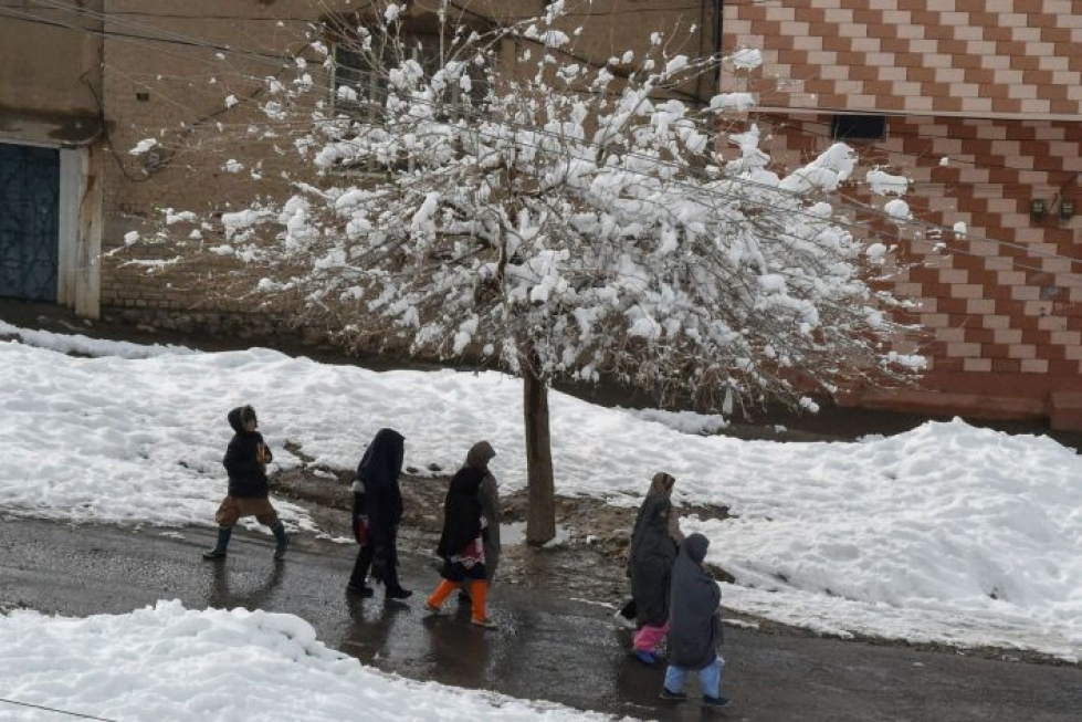 Sadat ihmiset ovat jääneet eristyksiin lumentulon vuoksi. LEHTIKUVA/AFP