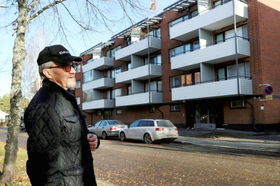 Kolmisenkymmentä vuotta Sepänkatu 46:n hallituksen puheenjohtajana ollut Olli Lihavainen on tyytyväinen, että talon ylimpiinkin kerroksiin saatiin lopulta parvekekatot. Lasitus alkaa pian.