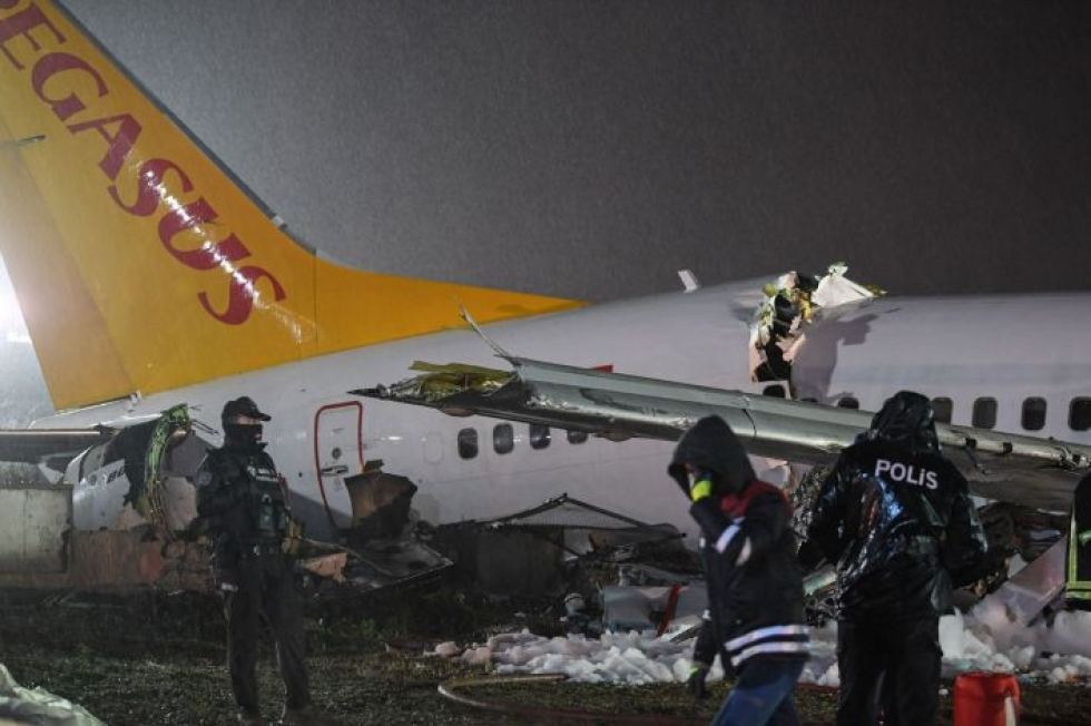 Pegasus Airlinesin kone lipesi ulos kiitotieltä. Lehtikuva/AFP