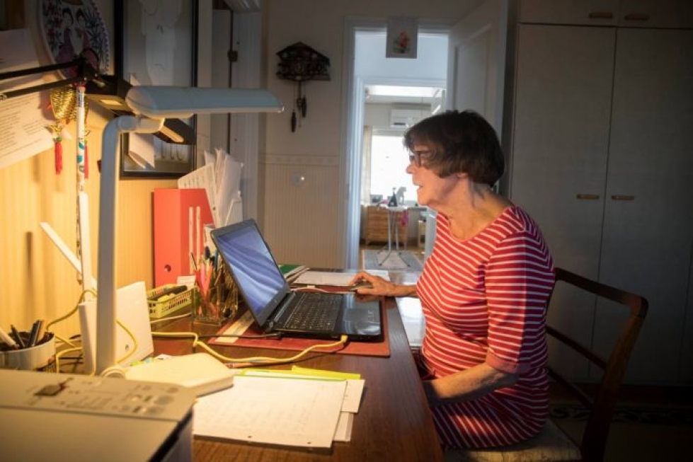 Leena Karppinen on työskennellyt vuoden ajan väitöskirjansa parissa kotonaan Kuopion keskustassa sijaitsevassa asunnossa. Hän käy myös päivittäin pihalla, vaikka liikkuminen ei ole helppoa.