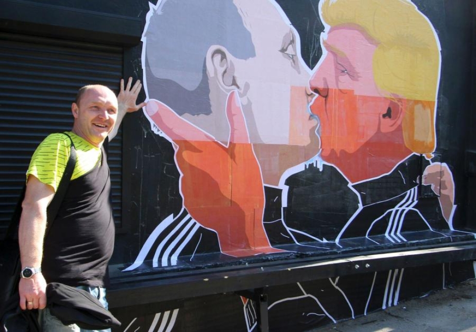 Graffiti imitoi valokuvaa, jossa toisiaan suutelivat neuvostojohtaja Leonid Brezhnev ja silloisen Itä-Saksan johtaja Erich Honecker.
 LEHTIKUVA / AFP