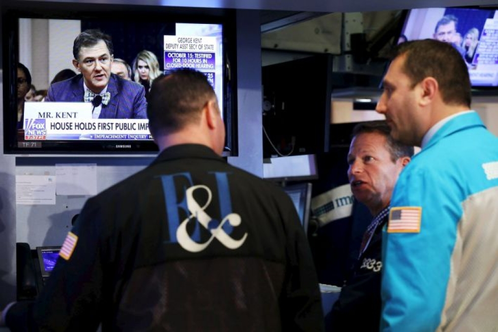 Wall Streetillä seurattiin keskiviikkona myös kongressissa alkanutta virkarikoskuulemista. Lehtikuva/AFP
