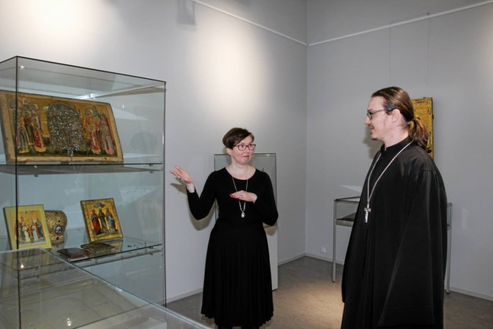 Suomen ortodoksisen kirkkomuseon museonjohtaja Teresa Leskinen ja Nurmeksen ortodoksisen seurakunnan kirkkoherra Andrei Verikov Kötsin museon näyttelyssä.