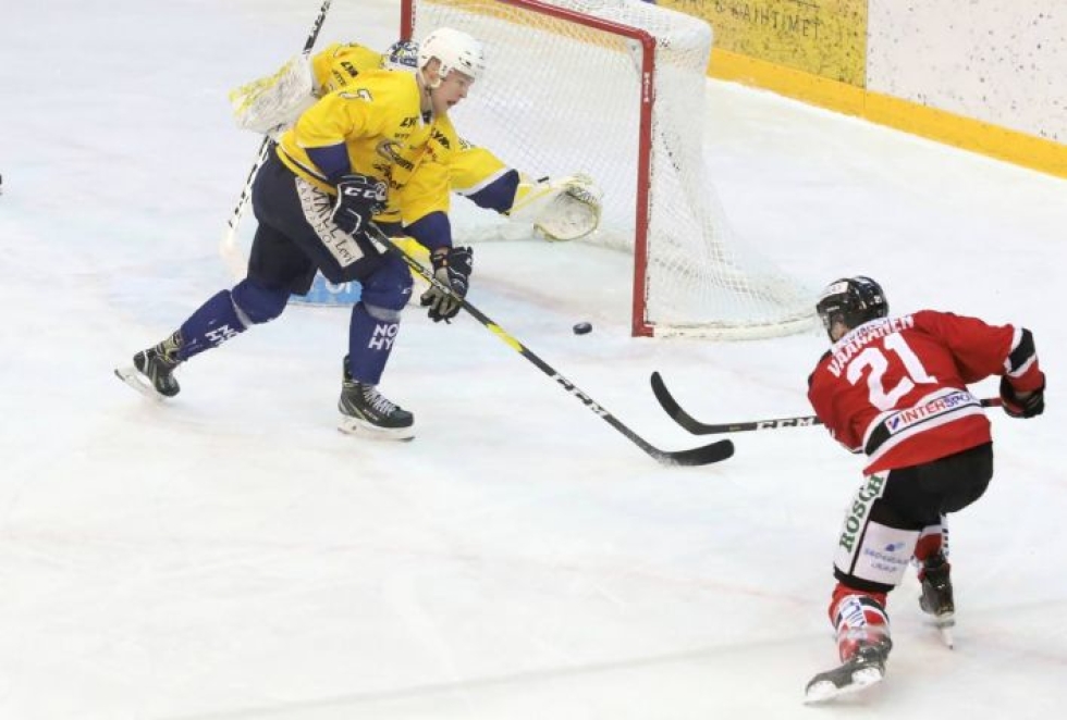 Jokipoikien Miro Väänänen teki keskiviikon ottelussa kolme pistettä. Arkistokuva Jokipoikien ja RoKin marraskuisesta pelistä.
