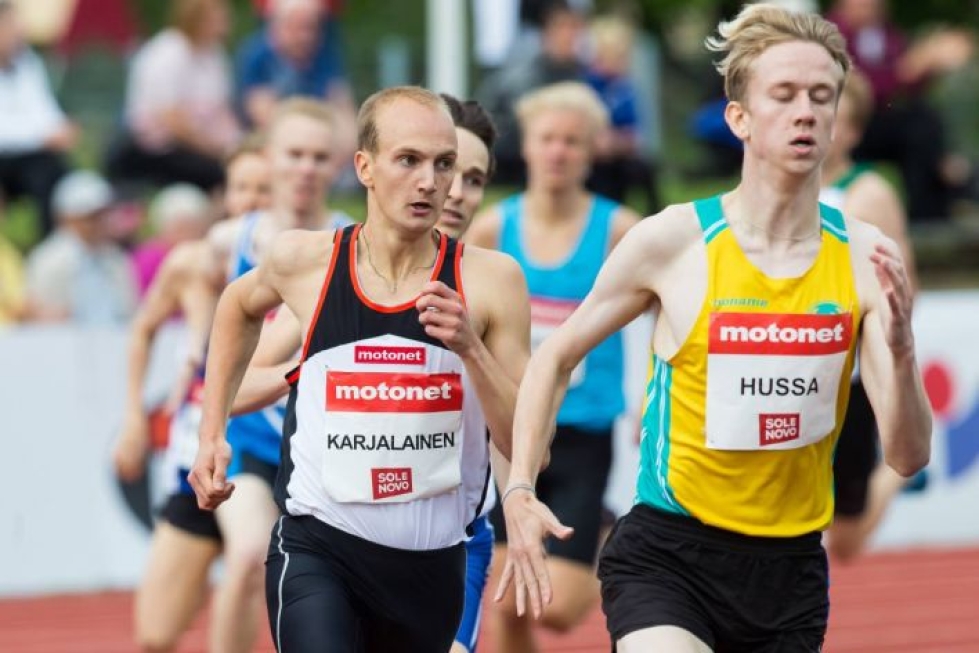 Arkistokuvassa juokseva Katajan Jiri Karjalainen oli maantaina Eläintarhakentällä ykkönen miesten tonnivitosella.