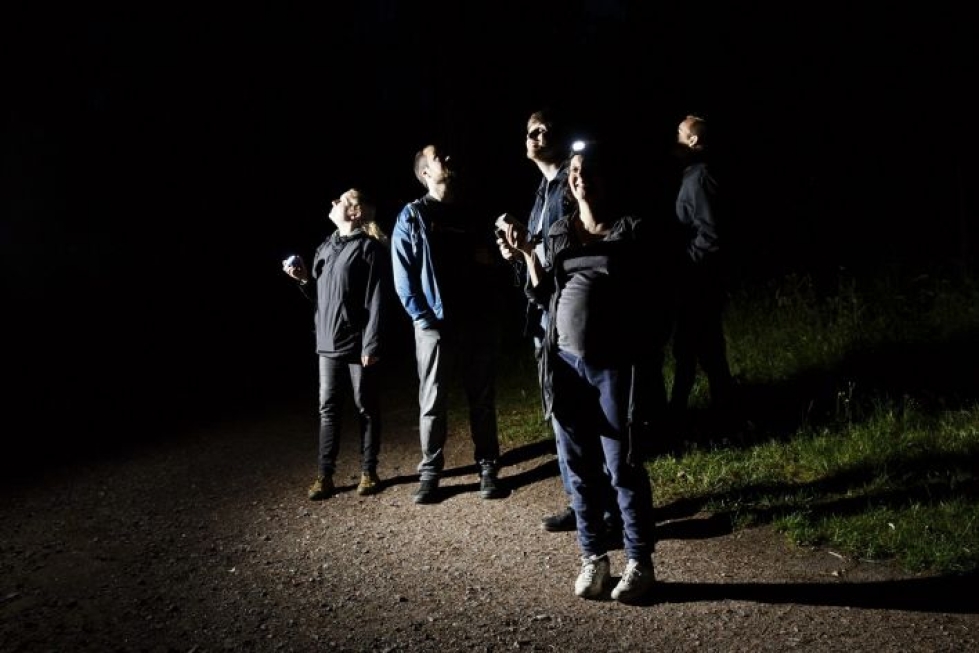 Miisa Virta (edessä) ystävineen bongasi lepakoita Helsingin Seurasaaressa perjantai-iltana 24. heinäkuuta 2015.