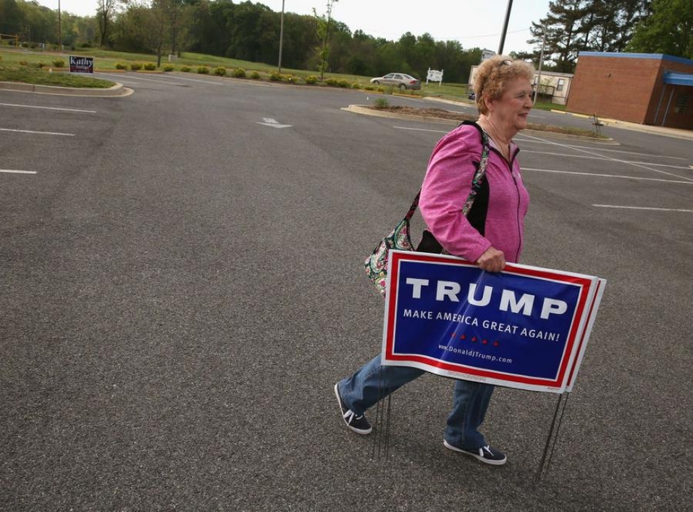 Donald Trumpin kannattaja kantoi suosikkinsa kannatuskylttiä Mechanicsvillessa Marylandissa. LEHTIKUVA/AFP