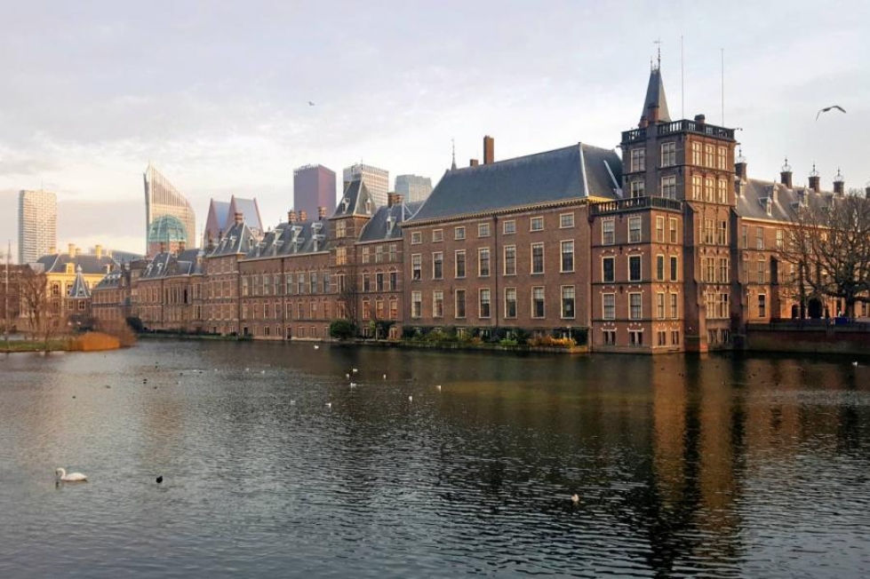Edessä kohoava Binnenhof ja taaempana sijaitseva Mauritshuis reunustavat Hofvijver-järveä.
