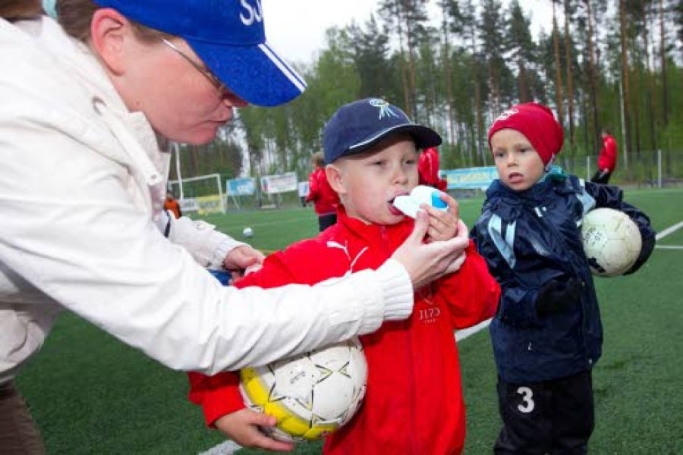 Astmaa sairastava Reko Tanninen ja kaverinsa Aleksi Haikonen pelaavat jalkapalloa.