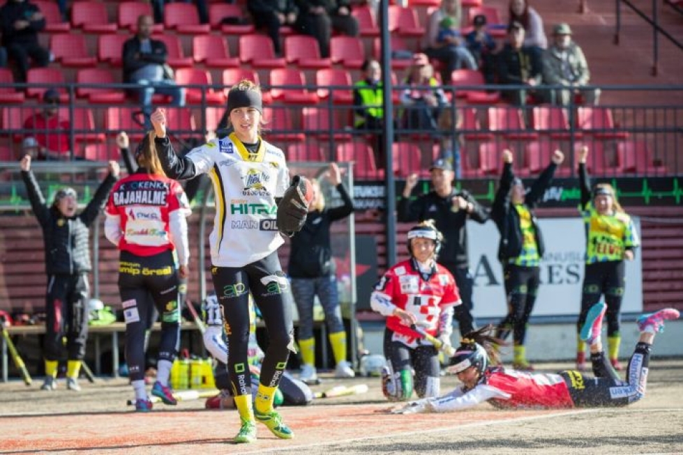Siilinjärven Pesiksen 16-vuotias lukkari Johanna Pirskanen pääsi tuulettamaan Mehtimäen stadionilla.