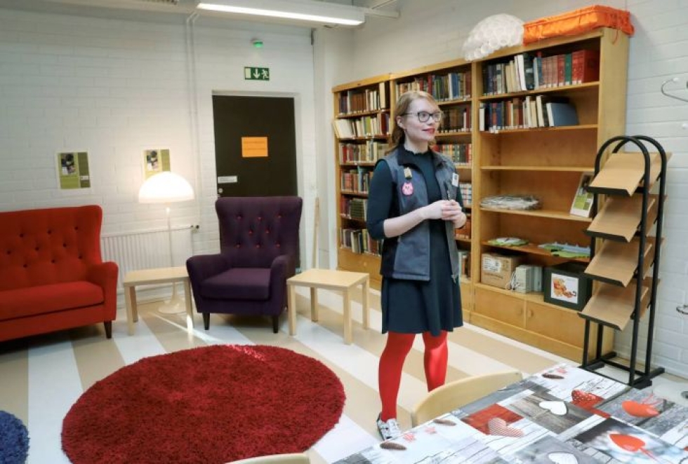 Outokummun kirjaston uusi sohva- ja lepotuolihuone kutsuu vaikkapa lukemaan ääneen Aune-koiralle. Aikoja kannattaa kysyä kirjastosta, kirjastonjohtaja Tanja Nyman suosittelee.