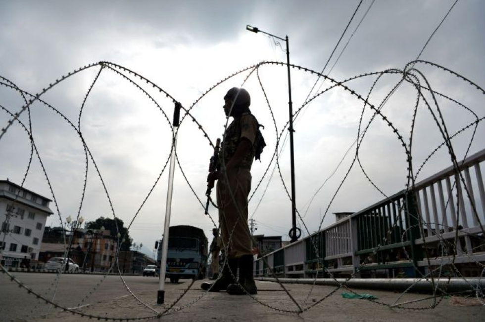 Ulkonaliikkumiskieltoa höllennetään Kashmirissa torstain jälkeen, sanoo alueen kuvernööri. Myös kommunikaatioväylien kerrotaan palaavan vaiheittain. LEHTIKUVA / AFP