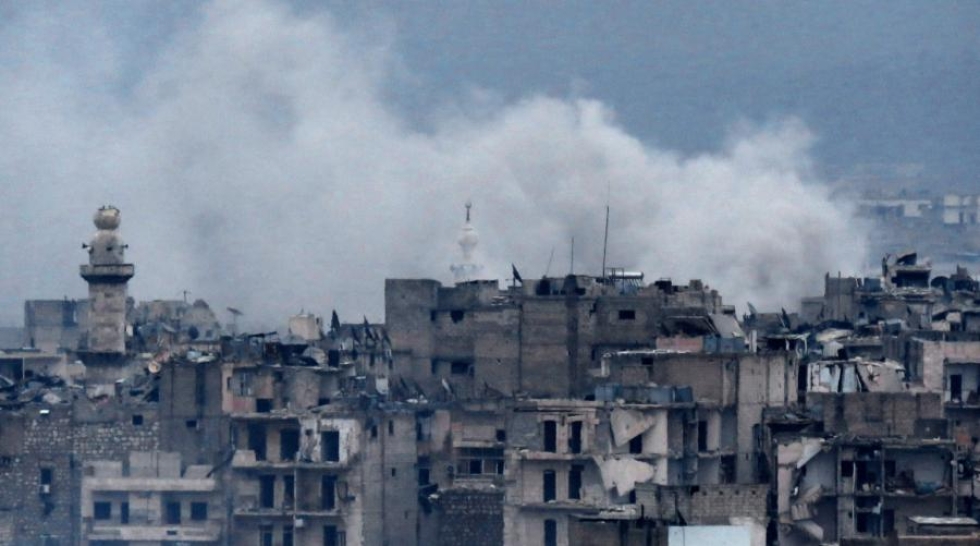 Aleppon kaakkoisosan kaupunginosasta nousi savua hallituksen joukkojen tekemien iskujen jälkeen keskiviikkona. LEHTIKUVA/AFP