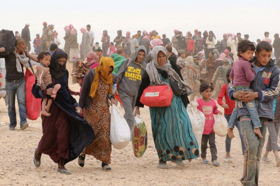 Syyrialaisia pakolaisia pyrkimässä rajan yli Jordaniaan. Kuva on alkukesältä. LEHTIKUVA/AFP