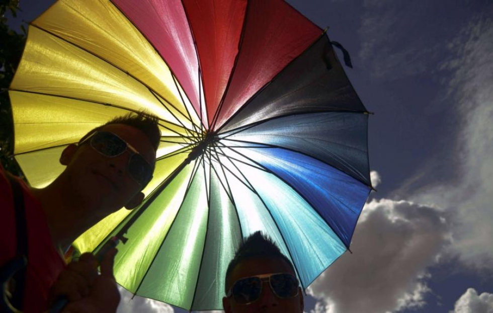 Seksuaalivähemmistöjen oikeuksia puolustavan Gay Pride -paraatin osanottajia Medellinissä Kolumbiassa. LEHTIKUVA/AFP
