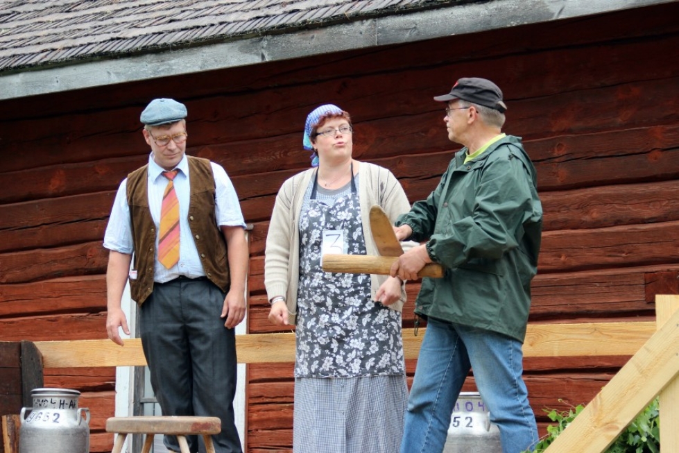Vuoden 2012 tonkkakuninkaalliset Eero Mustonen ja Tarja Mustonen joutuivat viime vuoden kisassa arvuuttelemaan Jouko Iivanaisen esittelemää esinettä.