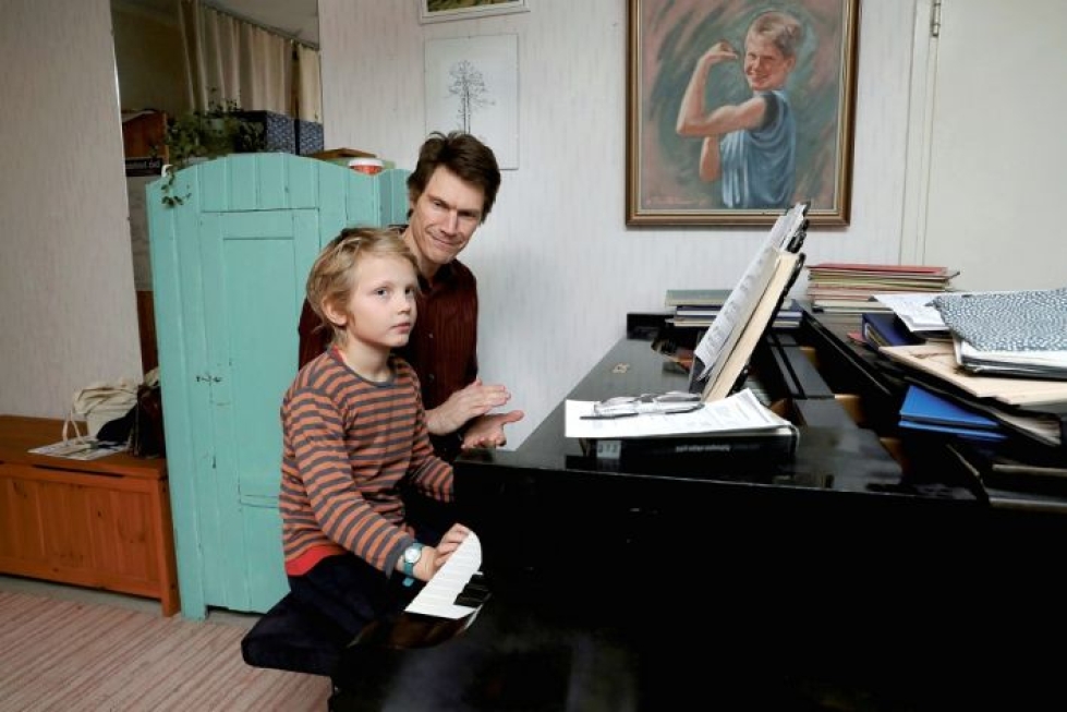 Olohuoneessa on perheen aarre, vuodelta 1881 peräisin oleva piano. Kuopus Ensti, 8, antaa isänsä kanssa näytteen nelikätisestä soitosta. – Mieluummin soitan pianoa kuin hinkkaan vessan kaakeleita, Topi Linjama kiteyttää.