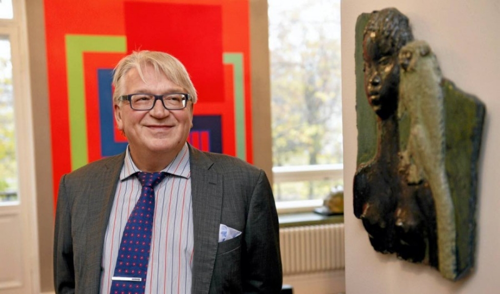 Taidekeräilijä, toimitusjohtaja Kyösti Kakkonen kertoi suomalaisen muotoilun kultakaudesta perjantain tiedotustilaisuudessa.