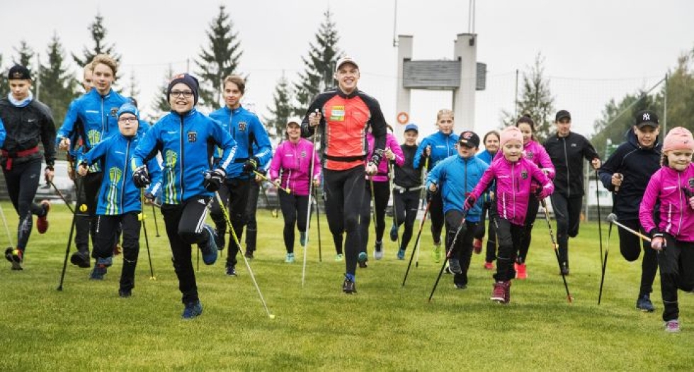 Iivo Niskanen on vaihtanut seuraansa Puijon Hiihtoseuraan ja nuorimmat hiihtäjät haastoivat seuran ykkösurheilijan heti kisaan harjoitusten lämmittelyosuudessa.