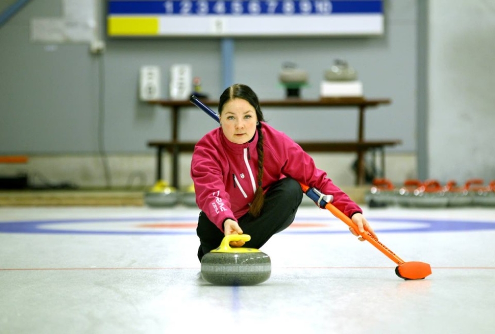 Kati Tahvanainen harjoittelee Joensuun curlinghallissa. Usein harjoituskumppanina on puoliso Tero Tahvanainen, joka pelaa miesten 1. divisioonassa.