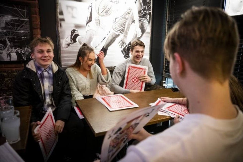Arttu Hyvönen (vas), Siiri Santaniemi, Paavali Metso, Pinja Niemeläinen ja Marko Vartiainen uppoutuivat korttipeliin Bar Playn nurkkapöydässä.