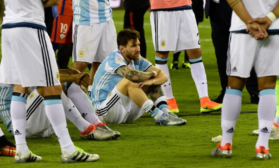 Pettynyt Lionel Messi ilmoitti Chile-ottelun jälkeen, että hän päättää maajoukkueuransa Argentiinan paidassa. LEHTIKUVA/AFP