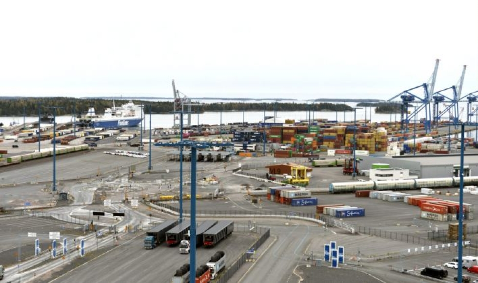 Vuosaaren satama Helsingissä palvelee sekä kontti- että roroliikennettä.  LEHTIKUVA / MESUT TURAN