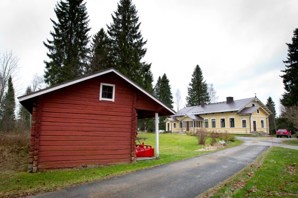 Polvijärven pappilassa asuttiin vuoteen 1995 saakka. Pihassa oleva aitta toimii seurakunnan varastona, muut talousrakennukset, kuten navetta, ovat tontilta purettu.