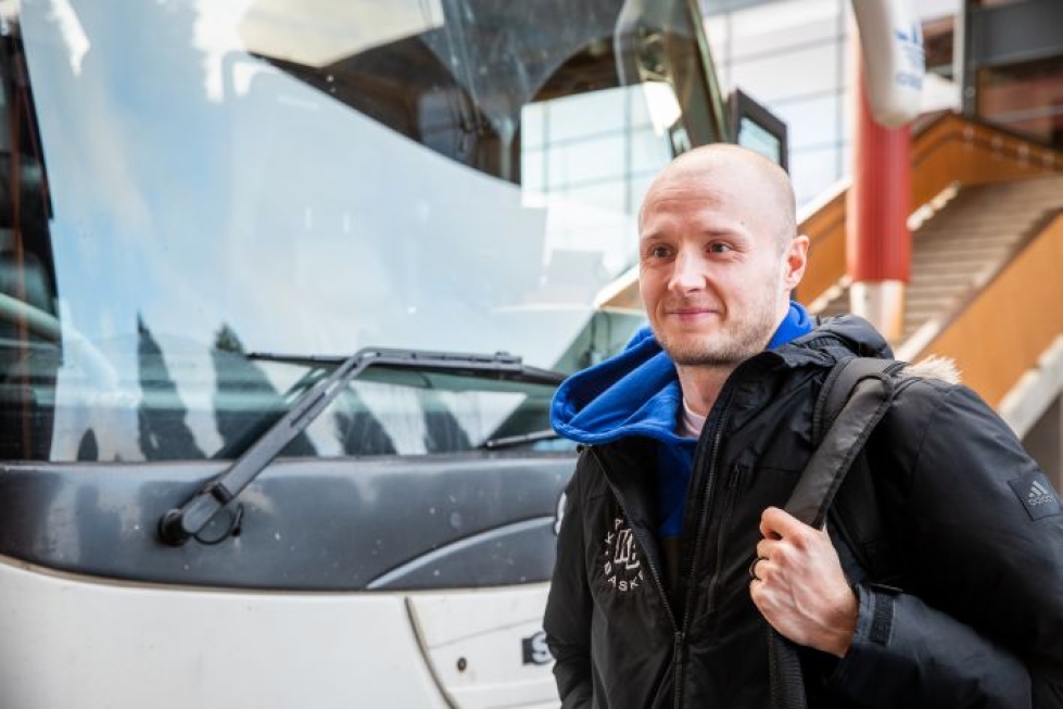 Päävalmentaja Juha Sten nousi bussiin Joensuusta maanantaina. Keskiviikkona Kataja pelaa Puolassa. Korisliiga jatkuu jo lauantaina taustalla näkyvässä Joensuun areenassa.