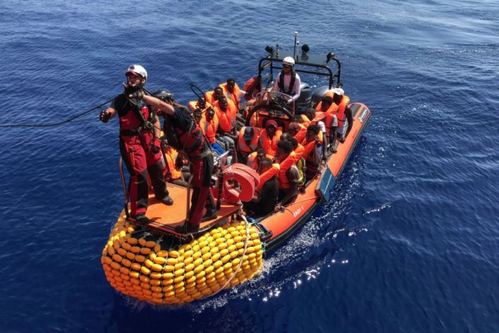 Välimereltä on pelastettu tuhansia pakolaisia, tuhansia on myös hukkunut vaarallisella matkalla. LEHTIKUVA/AFP