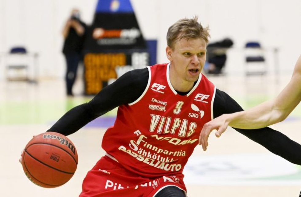 Teemu Rannikon komea ura päättyi juhlaan, kun Salon Vilpas voitti ensimmäisen koripallon miesten Suomen mestaruutensa.  LEHTIKUVA / VESA MOILANEN