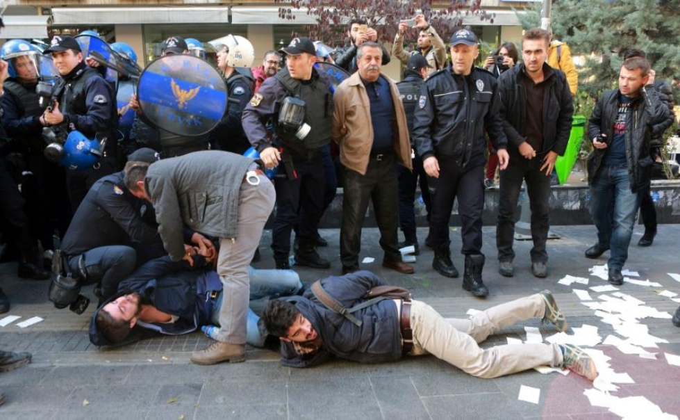 Poliisi pidätti mielenosoittajia, jotka osallistui HDP-johdon pidätyksiä vastustavaan mielenosoitukseen. Lehtikuva/AFP