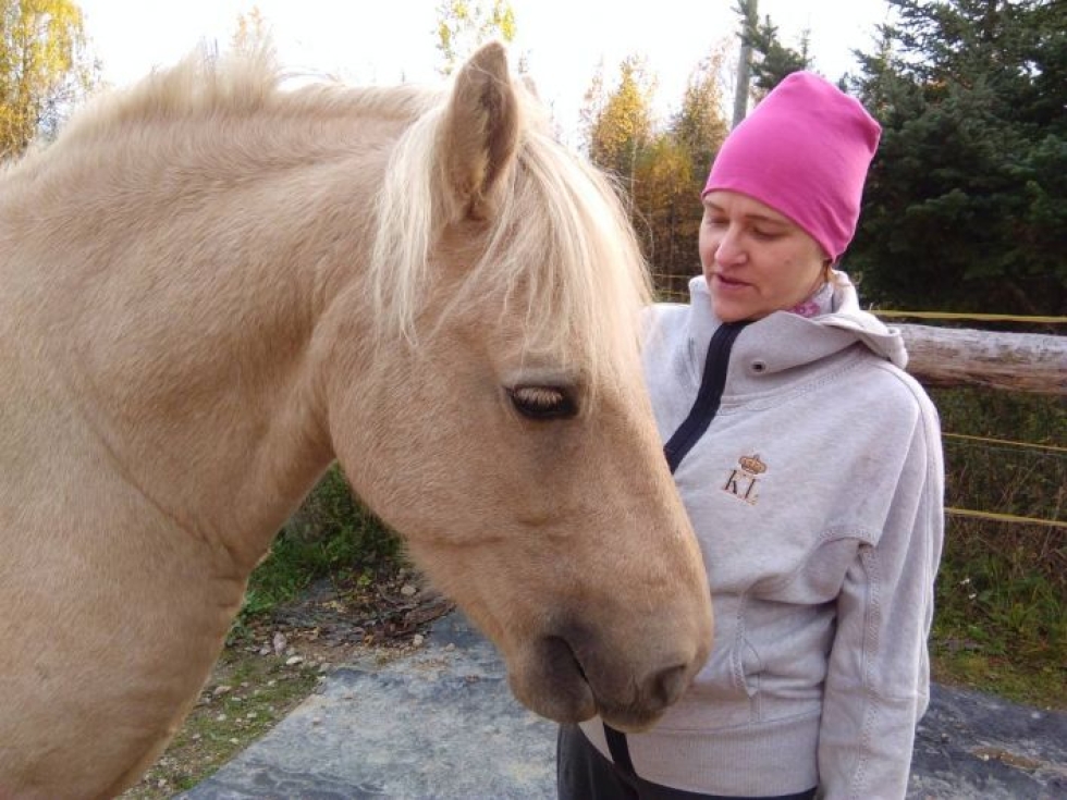 Kirsi Kokoi viihtyy Valtimolla, kuten myös hänen hevosensakin.