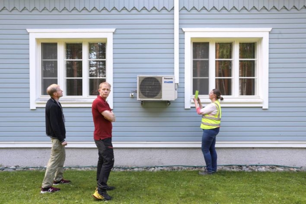 Ilmalämpöpumppu avustaa yläkerran sähkölämmitystä Heikki Hamusen (keskellä) kotona. Anssi Kokkosen ja Mari Hälisen mielestä toinen ilmalämpöpumppu alakerran lämmitykseen voisi olla järkevä hankinta.